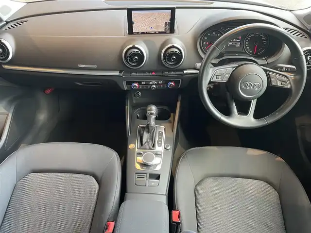 アウディ Ａ３ スポーツバック 1．4 TFSI 高知県 2018(平30)年 3.7万km 白 純正ナビ/　【CD/DVD/BT/フルセグTV】/バックカメラ/アダプティブクルーズコントロール/アクティブレーンアシスト/横滑り防止/コーナーセンサー/ETC/スマートキー/プッシュスタート/MTモード付きAT/アイドリングストップ/純正アルミホイール 16イン