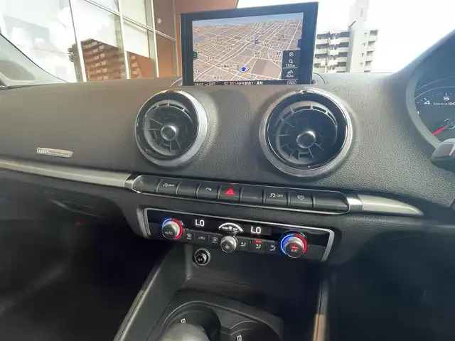 アウディ Ａ３ スポーツバック 1．4 TFSI 高知県 2018(平30)年 3.7万km 白 純正ナビ/　【CD/DVD/BT/フルセグTV】/バックカメラ/アダプティブクルーズコントロール/アクティブレーンアシスト/横滑り防止/コーナーセンサー/ETC/スマートキー/プッシュスタート/MTモード付きAT/アイドリングストップ/純正アルミホイール 16イン