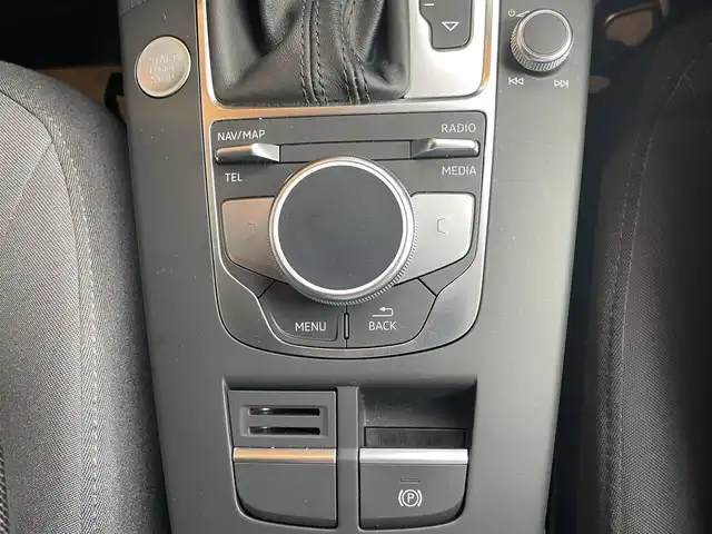 アウディ Ａ３ スポーツバック 1．4 TFSI 高知県 2018(平30)年 3.7万km 白 純正ナビ/　【CD/DVD/BT/フルセグTV】/バックカメラ/アダプティブクルーズコントロール/アクティブレーンアシスト/横滑り防止/コーナーセンサー/ETC/スマートキー/プッシュスタート/MTモード付きAT/アイドリングストップ/純正アルミホイール 16イン