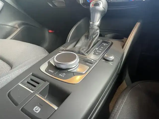 アウディ Ａ３ スポーツバック 1．4 TFSI 高知県 2018(平30)年 3.7万km 白 純正ナビ/　【CD/DVD/BT/フルセグTV】/バックカメラ/アダプティブクルーズコントロール/アクティブレーンアシスト/横滑り防止/コーナーセンサー/ETC/スマートキー/プッシュスタート/MTモード付きAT/アイドリングストップ/純正アルミホイール 16イン