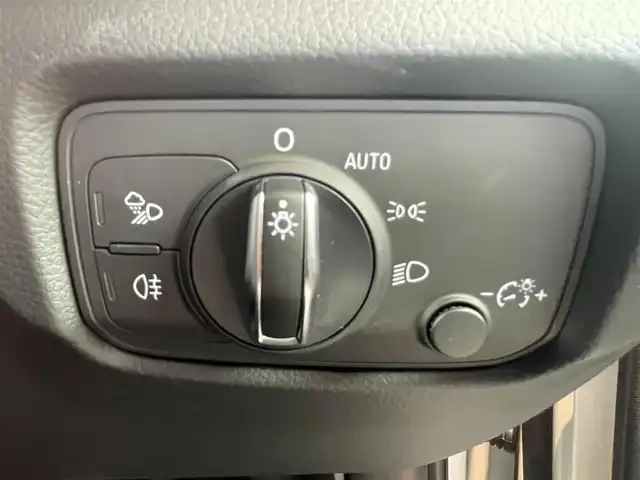 アウディ Ａ３ スポーツバック 1．4 TFSI 高知県 2018(平30)年 3.7万km 白 純正ナビ/　【CD/DVD/BT/フルセグTV】/バックカメラ/アダプティブクルーズコントロール/アクティブレーンアシスト/横滑り防止/コーナーセンサー/ETC/スマートキー/プッシュスタート/MTモード付きAT/アイドリングストップ/純正アルミホイール 16イン