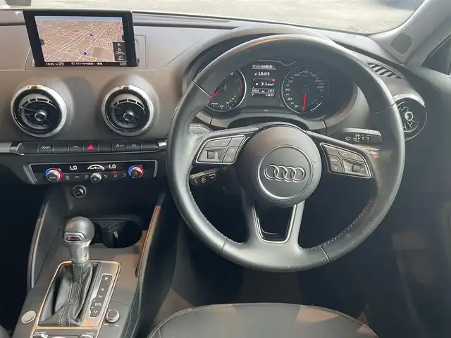 アウディ Ａ３ スポーツバック 1．4 TFSI 高知県 2018(平30)年 3.7万km 白 純正ナビ/　【CD/DVD/BT/フルセグTV】/バックカメラ/アダプティブクルーズコントロール/アクティブレーンアシスト/横滑り防止/コーナーセンサー/ETC/スマートキー/プッシュスタート/MTモード付きAT/アイドリングストップ/純正アルミホイール 16イン