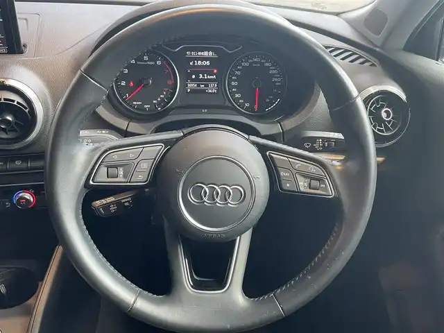 アウディ Ａ３ スポーツバック 1．4 TFSI 高知県 2018(平30)年 3.7万km 白 純正ナビ/　【CD/DVD/BT/フルセグTV】/バックカメラ/アダプティブクルーズコントロール/アクティブレーンアシスト/横滑り防止/コーナーセンサー/ETC/スマートキー/プッシュスタート/MTモード付きAT/アイドリングストップ/純正アルミホイール 16イン