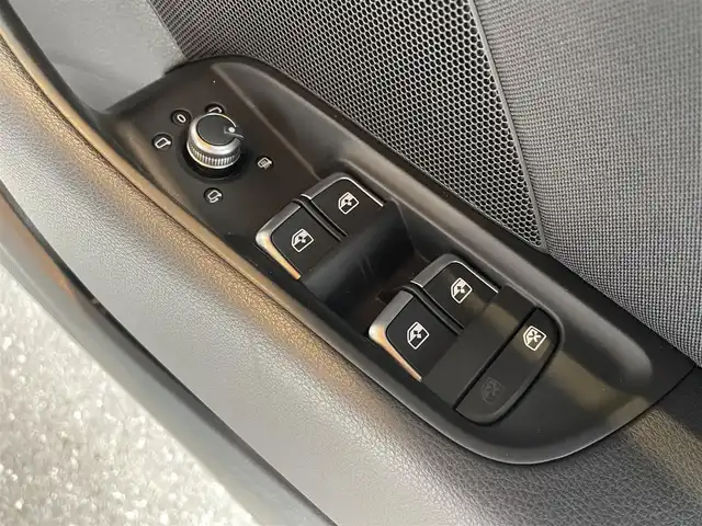 アウディ Ａ３ スポーツバック 1．4 TFSI 高知県 2018(平30)年 3.7万km 白 純正ナビ/　【CD/DVD/BT/フルセグTV】/バックカメラ/アダプティブクルーズコントロール/アクティブレーンアシスト/横滑り防止/コーナーセンサー/ETC/スマートキー/プッシュスタート/MTモード付きAT/アイドリングストップ/純正アルミホイール 16イン