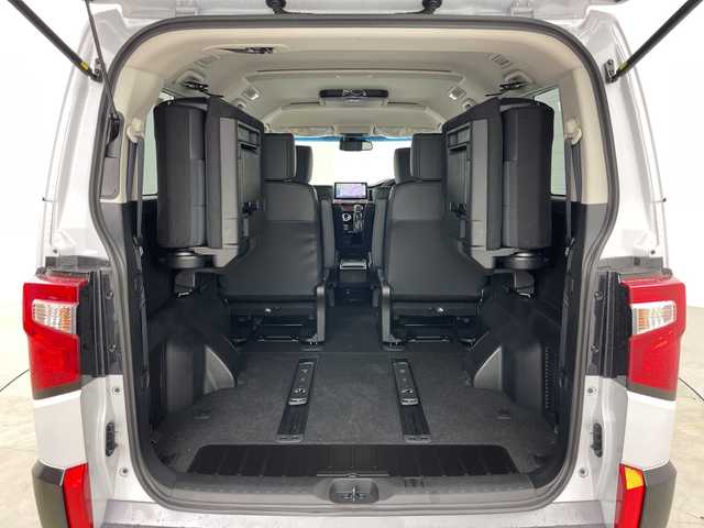 三菱 デリカＤ：５ シャモニー 道央・札幌 2025(令7)年 0.1千km 白Ⅱ ・登録済未使用車/・ALPINEナビ&CD&DVD&BT&SD&HDMI&USB&TV/・パワーバックドア/・両側パワースライドドア/・12.8型ALPINEフリップダウンモニター/・バック/サイド/フロントカメラ/・e-Assist/・レーダークルーズコントロール/・ブラインドスポットモニター/・D席パワーシート/・ハーフレザーシート/・ステアリングヒーター/・ステアリングスイッチ/・パドルシフト/・LEDヘッドライト/・オートライト/・オートマチックハイビーム/・スマートキー/・スペアキー/・保証書/・取扱説明書