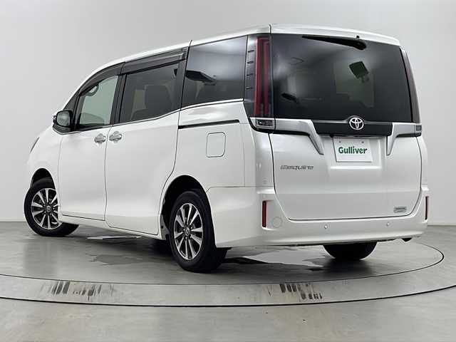 トヨタ エスクァイア Gi 埼玉県 2021(令3)年 1.2万km ホワイトパールクリスタルシャイン 純正ナビ（NSZT-Y68T）/（AM・FM・CD・DVD・TV・Bluetooth）/バックカメラ　/前後ドライブレコーダー/両側パワースライドドア/ビルトインETC/クルーズコントロール/前席シートヒーター/レーンキープアシスト/ロールサンシェード/オートハイビーム/コーナーセンサー/横滑り防止装置/盗難防止装置/衝突軽減ブレーキ/車線逸脱警報/純正フロアマット/純正アルミホイール/フロントフォグランプ/プッシュスタート/ウィンカーミラー/アイドリングストップ/スマートキーｘ２