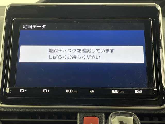 トヨタ エスクァイア Gi 埼玉県 2021(令3)年 1.2万km ホワイトパールクリスタルシャイン 純正ナビ（NSZT-Y68T）/（AM・FM・CD・DVD・TV・Bluetooth）/バックカメラ　/前後ドライブレコーダー/両側パワースライドドア/ビルトインETC/クルーズコントロール/前席シートヒーター/レーンキープアシスト/ロールサンシェード/オートハイビーム/コーナーセンサー/横滑り防止装置/盗難防止装置/衝突軽減ブレーキ/車線逸脱警報/純正フロアマット/純正アルミホイール/フロントフォグランプ/プッシュスタート/ウィンカーミラー/アイドリングストップ/スマートキーｘ２