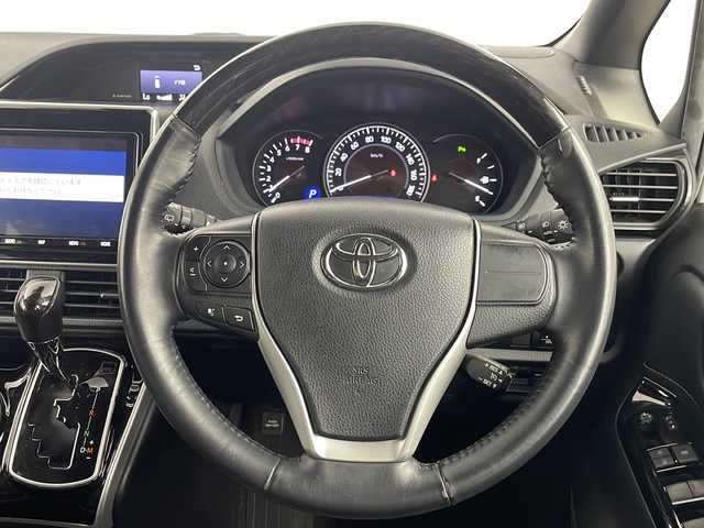 トヨタ エスクァイア Gi 埼玉県 2021(令3)年 1.2万km ホワイトパールクリスタルシャイン 純正ナビ（NSZT-Y68T）/（AM・FM・CD・DVD・TV・Bluetooth）/バックカメラ　/前後ドライブレコーダー/両側パワースライドドア/ビルトインETC/クルーズコントロール/前席シートヒーター/レーンキープアシスト/ロールサンシェード/オートハイビーム/コーナーセンサー/横滑り防止装置/盗難防止装置/衝突軽減ブレーキ/車線逸脱警報/純正フロアマット/純正アルミホイール/フロントフォグランプ/プッシュスタート/ウィンカーミラー/アイドリングストップ/スマートキーｘ２