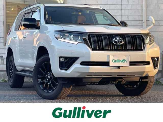 トヨタ ランドクルーザー プラド TX-L 70thアニバーサリーLTD 福岡県 2022(令4)年 3.5万km ホワイトパールクリスタルシャイン ワンオーナー/4WD/ディーゼル車/7人乗り/ムーンルーフ/純正9インチメモリナビ【NSZT-Y68T】/　(AM/FM/CD/DVD/Bluetooth/フルセグTV)/バック・フロントカメラ/トヨタセーフティセンス/・プリクラッシュセーフティ/・レーダークルーズコントロール/・レーンディパーチャーアラート/・オートマッチックハイビーム/・ロードサインアシスト/・先行車発進アラーム/クリアランスソナー/横滑り防止/センターデフロック/ダウンヒルアシストコントロール/セカンドスタートモード/ヒーターアイドルアップ/ヘッドランプクリーナー/排出ガス浄化/ラウンジ照明調光スイッチ/純正18インチアルミホイール/黒色ルーフレール/純正ダブルツイーター/前後ドライブレコーダー【コムテック TZ-DR210】/ビルトインETC2.0/茶色レザーシート/パワーシート(D/N)/シートヒーター/エアシート(D/N)/革巻きステアリング/ステアリングスイッチ/純正フロアマット/純正トノカバー/USBポート/スペアキー×1/アクセサリーソケット/ISOFIX/保証書/取扱説明書/ナビ取扱説明書