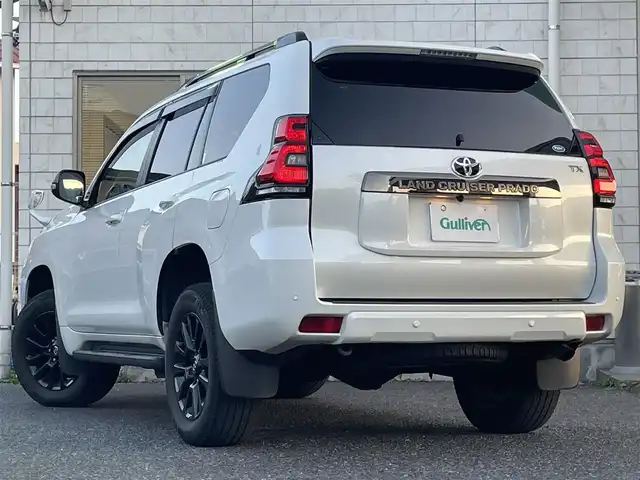 トヨタ ランドクルーザー プラド TX-L 70thアニバーサリーLTD 福岡県 2022(令4)年 3.5万km ホワイトパールクリスタルシャイン ワンオーナー/4WD/ディーゼル車/7人乗り/ムーンルーフ/純正9インチメモリナビ【NSZT-Y68T】/　(AM/FM/CD/DVD/Bluetooth/フルセグTV)/バック・フロントカメラ/トヨタセーフティセンス/・プリクラッシュセーフティ/・レーダークルーズコントロール/・レーンディパーチャーアラート/・オートマッチックハイビーム/・ロードサインアシスト/・先行車発進アラーム/クリアランスソナー/横滑り防止/センターデフロック/ダウンヒルアシストコントロール/セカンドスタートモード/ヒーターアイドルアップ/ヘッドランプクリーナー/排出ガス浄化/ラウンジ照明調光スイッチ/純正18インチアルミホイール/黒色ルーフレール/純正ダブルツイーター/前後ドライブレコーダー【コムテック TZ-DR210】/ビルトインETC2.0/茶色レザーシート/パワーシート(D/N)/シートヒーター/エアシート(D/N)/革巻きステアリング/ステアリングスイッチ/純正フロアマット/純正トノカバー/USBポート/スペアキー×1/アクセサリーソケット/ISOFIX/保証書/取扱説明書/ナビ取扱説明書