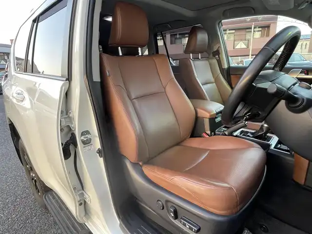 トヨタ ランドクルーザー プラド TX-L 70thアニバーサリーLTD 福岡県 2022(令4)年 3.5万km ホワイトパールクリスタルシャイン ワンオーナー/4WD/ディーゼル車/7人乗り/ムーンルーフ/純正9インチメモリナビ【NSZT-Y68T】/　(AM/FM/CD/DVD/Bluetooth/フルセグTV)/バック・フロントカメラ/トヨタセーフティセンス/・プリクラッシュセーフティ/・レーダークルーズコントロール/・レーンディパーチャーアラート/・オートマッチックハイビーム/・ロードサインアシスト/・先行車発進アラーム/クリアランスソナー/横滑り防止/センターデフロック/ダウンヒルアシストコントロール/セカンドスタートモード/ヒーターアイドルアップ/ヘッドランプクリーナー/排出ガス浄化/ラウンジ照明調光スイッチ/純正18インチアルミホイール/黒色ルーフレール/純正ダブルツイーター/前後ドライブレコーダー【コムテック TZ-DR210】/ビルトインETC2.0/茶色レザーシート/パワーシート(D/N)/シートヒーター/エアシート(D/N)/革巻きステアリング/ステアリングスイッチ/純正フロアマット/純正トノカバー/USBポート/スペアキー×1/アクセサリーソケット/ISOFIX/保証書/取扱説明書/ナビ取扱説明書