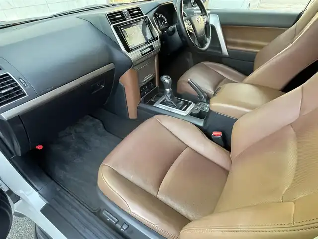 トヨタ ランドクルーザー プラド TX-L 70thアニバーサリーLTD 福岡県 2022(令4)年 3.5万km ホワイトパールクリスタルシャイン ワンオーナー/4WD/ディーゼル車/7人乗り/ムーンルーフ/純正9インチメモリナビ【NSZT-Y68T】/　(AM/FM/CD/DVD/Bluetooth/フルセグTV)/バック・フロントカメラ/トヨタセーフティセンス/・プリクラッシュセーフティ/・レーダークルーズコントロール/・レーンディパーチャーアラート/・オートマッチックハイビーム/・ロードサインアシスト/・先行車発進アラーム/クリアランスソナー/横滑り防止/センターデフロック/ダウンヒルアシストコントロール/セカンドスタートモード/ヒーターアイドルアップ/ヘッドランプクリーナー/排出ガス浄化/ラウンジ照明調光スイッチ/純正18インチアルミホイール/黒色ルーフレール/純正ダブルツイーター/前後ドライブレコーダー【コムテック TZ-DR210】/ビルトインETC2.0/茶色レザーシート/パワーシート(D/N)/シートヒーター/エアシート(D/N)/革巻きステアリング/ステアリングスイッチ/純正フロアマット/純正トノカバー/USBポート/スペアキー×1/アクセサリーソケット/ISOFIX/保証書/取扱説明書/ナビ取扱説明書