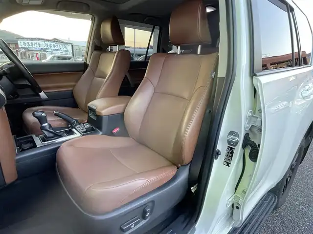 トヨタ ランドクルーザー プラド TX-L 70thアニバーサリーLTD 福岡県 2022(令4)年 3.5万km ホワイトパールクリスタルシャイン ワンオーナー/4WD/ディーゼル車/7人乗り/ムーンルーフ/純正9インチメモリナビ【NSZT-Y68T】/　(AM/FM/CD/DVD/Bluetooth/フルセグTV)/バック・フロントカメラ/トヨタセーフティセンス/・プリクラッシュセーフティ/・レーダークルーズコントロール/・レーンディパーチャーアラート/・オートマッチックハイビーム/・ロードサインアシスト/・先行車発進アラーム/クリアランスソナー/横滑り防止/センターデフロック/ダウンヒルアシストコントロール/セカンドスタートモード/ヒーターアイドルアップ/ヘッドランプクリーナー/排出ガス浄化/ラウンジ照明調光スイッチ/純正18インチアルミホイール/黒色ルーフレール/純正ダブルツイーター/前後ドライブレコーダー【コムテック TZ-DR210】/ビルトインETC2.0/茶色レザーシート/パワーシート(D/N)/シートヒーター/エアシート(D/N)/革巻きステアリング/ステアリングスイッチ/純正フロアマット/純正トノカバー/USBポート/スペアキー×1/アクセサリーソケット/ISOFIX/保証書/取扱説明書/ナビ取扱説明書