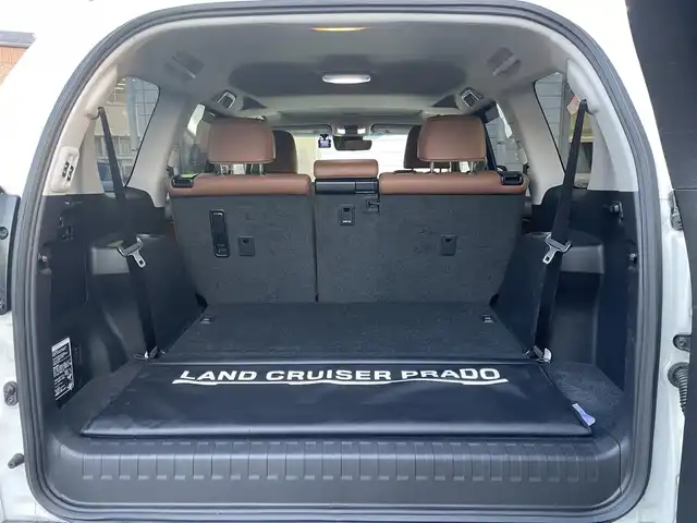 トヨタ ランドクルーザー プラド TX-L 70thアニバーサリーLTD 福岡県 2022(令4)年 3.5万km ホワイトパールクリスタルシャイン ワンオーナー/4WD/ディーゼル車/7人乗り/ムーンルーフ/純正9インチメモリナビ【NSZT-Y68T】/　(AM/FM/CD/DVD/Bluetooth/フルセグTV)/バック・フロントカメラ/トヨタセーフティセンス/・プリクラッシュセーフティ/・レーダークルーズコントロール/・レーンディパーチャーアラート/・オートマッチックハイビーム/・ロードサインアシスト/・先行車発進アラーム/クリアランスソナー/横滑り防止/センターデフロック/ダウンヒルアシストコントロール/セカンドスタートモード/ヒーターアイドルアップ/ヘッドランプクリーナー/排出ガス浄化/ラウンジ照明調光スイッチ/純正18インチアルミホイール/黒色ルーフレール/純正ダブルツイーター/前後ドライブレコーダー【コムテック TZ-DR210】/ビルトインETC2.0/茶色レザーシート/パワーシート(D/N)/シートヒーター/エアシート(D/N)/革巻きステアリング/ステアリングスイッチ/純正フロアマット/純正トノカバー/USBポート/スペアキー×1/アクセサリーソケット/ISOFIX/保証書/取扱説明書/ナビ取扱説明書