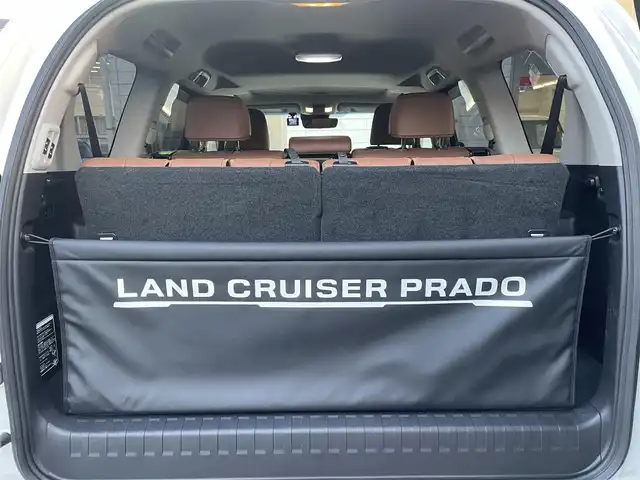 トヨタ ランドクルーザー プラド TX-L 70thアニバーサリーLTD 福岡県 2022(令4)年 3.5万km ホワイトパールクリスタルシャイン ワンオーナー/4WD/ディーゼル車/7人乗り/ムーンルーフ/純正9インチメモリナビ【NSZT-Y68T】/　(AM/FM/CD/DVD/Bluetooth/フルセグTV)/バック・フロントカメラ/トヨタセーフティセンス/・プリクラッシュセーフティ/・レーダークルーズコントロール/・レーンディパーチャーアラート/・オートマッチックハイビーム/・ロードサインアシスト/・先行車発進アラーム/クリアランスソナー/横滑り防止/センターデフロック/ダウンヒルアシストコントロール/セカンドスタートモード/ヒーターアイドルアップ/ヘッドランプクリーナー/排出ガス浄化/ラウンジ照明調光スイッチ/純正18インチアルミホイール/黒色ルーフレール/純正ダブルツイーター/前後ドライブレコーダー【コムテック TZ-DR210】/ビルトインETC2.0/茶色レザーシート/パワーシート(D/N)/シートヒーター/エアシート(D/N)/革巻きステアリング/ステアリングスイッチ/純正フロアマット/純正トノカバー/USBポート/スペアキー×1/アクセサリーソケット/ISOFIX/保証書/取扱説明書/ナビ取扱説明書