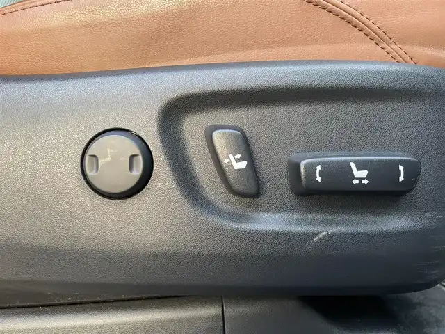 トヨタ ランドクルーザー プラド TX-L 70thアニバーサリーLTD 福岡県 2022(令4)年 3.5万km ホワイトパールクリスタルシャイン ワンオーナー/4WD/ディーゼル車/7人乗り/ムーンルーフ/純正9インチメモリナビ【NSZT-Y68T】/　(AM/FM/CD/DVD/Bluetooth/フルセグTV)/バック・フロントカメラ/トヨタセーフティセンス/・プリクラッシュセーフティ/・レーダークルーズコントロール/・レーンディパーチャーアラート/・オートマッチックハイビーム/・ロードサインアシスト/・先行車発進アラーム/クリアランスソナー/横滑り防止/センターデフロック/ダウンヒルアシストコントロール/セカンドスタートモード/ヒーターアイドルアップ/ヘッドランプクリーナー/排出ガス浄化/ラウンジ照明調光スイッチ/純正18インチアルミホイール/黒色ルーフレール/純正ダブルツイーター/前後ドライブレコーダー【コムテック TZ-DR210】/ビルトインETC2.0/茶色レザーシート/パワーシート(D/N)/シートヒーター/エアシート(D/N)/革巻きステアリング/ステアリングスイッチ/純正フロアマット/純正トノカバー/USBポート/スペアキー×1/アクセサリーソケット/ISOFIX/保証書/取扱説明書/ナビ取扱説明書