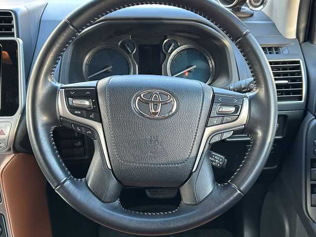 トヨタ ランドクルーザー プラド TX-L 70thアニバーサリーLTD 福岡県 2022(令4)年 3.5万km ホワイトパールクリスタルシャイン ワンオーナー/4WD/ディーゼル車/7人乗り/ムーンルーフ/純正9インチメモリナビ【NSZT-Y68T】/　(AM/FM/CD/DVD/Bluetooth/フルセグTV)/バック・フロントカメラ/トヨタセーフティセンス/・プリクラッシュセーフティ/・レーダークルーズコントロール/・レーンディパーチャーアラート/・オートマッチックハイビーム/・ロードサインアシスト/・先行車発進アラーム/クリアランスソナー/横滑り防止/センターデフロック/ダウンヒルアシストコントロール/セカンドスタートモード/ヒーターアイドルアップ/ヘッドランプクリーナー/排出ガス浄化/ラウンジ照明調光スイッチ/純正18インチアルミホイール/黒色ルーフレール/純正ダブルツイーター/前後ドライブレコーダー【コムテック TZ-DR210】/ビルトインETC2.0/茶色レザーシート/パワーシート(D/N)/シートヒーター/エアシート(D/N)/革巻きステアリング/ステアリングスイッチ/純正フロアマット/純正トノカバー/USBポート/スペアキー×1/アクセサリーソケット/ISOFIX/保証書/取扱説明書/ナビ取扱説明書