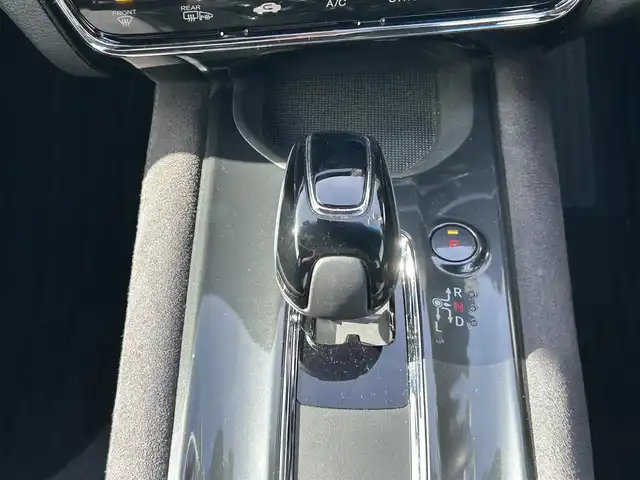 ホンダ ヴェゼル ハイブリッド RS ホンダセンシング 宮城県 2020(令2)年 7.4万km プラチナホワイトパール ホンダセンシング/●衝突軽減ブレーキ〈CMBS〉/●誤発進抑制機能/●歩行者事故低減ステアリング/●路外逸脱抑制機能/●ACC〈アダプティブ・クルーズ・コントロール〉/●LKAS〈車線維持支援システム〉/●先行車発進お知らせ機能/●標識認識機能/純正8インチナビ（VXM-207VFEi）/・CD/DVD/・Bluetooth/・USB/HDMI/・フルセグTV/バックカメラ/ビルトインETC/ドライブレコーダー/コンフォートビューパッケージ/●親水/ヒーテッドドアミラー/●フロントドア撥水ガラス/●熱線入りフロントウインドウ/ハーフレザーシート/シートヒーター/革巻きステアリング/ステアリングスイッチ/パドルシフト/電動パーキングブレーキ/ブレーキホールド/LEDヘッドランプ/フォグランプ/オートライト/スマートキー＆プッシュスタート/純正18インチAW/純正フロアマット/トノカバー/W/サイド/カーテンエアバッグ