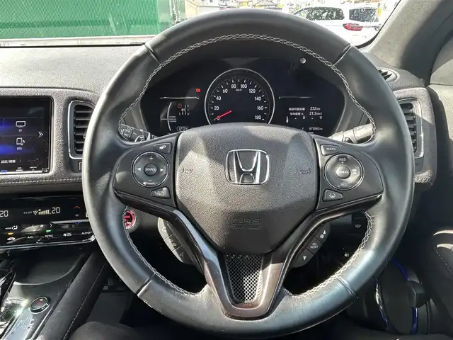 ホンダ ヴェゼル ハイブリッド RS ホンダセンシング 宮城県 2020(令2)年 7.4万km プラチナホワイトパール ホンダセンシング/●衝突軽減ブレーキ〈CMBS〉/●誤発進抑制機能/●歩行者事故低減ステアリング/●路外逸脱抑制機能/●ACC〈アダプティブ・クルーズ・コントロール〉/●LKAS〈車線維持支援システム〉/●先行車発進お知らせ機能/●標識認識機能/純正8インチナビ（VXM-207VFEi）/・CD/DVD/・Bluetooth/・USB/HDMI/・フルセグTV/バックカメラ/ビルトインETC/ドライブレコーダー/コンフォートビューパッケージ/●親水/ヒーテッドドアミラー/●フロントドア撥水ガラス/●熱線入りフロントウインドウ/ハーフレザーシート/シートヒーター/革巻きステアリング/ステアリングスイッチ/パドルシフト/電動パーキングブレーキ/ブレーキホールド/LEDヘッドランプ/フォグランプ/オートライト/スマートキー＆プッシュスタート/純正18インチAW/純正フロアマット/トノカバー/W/サイド/カーテンエアバッグ