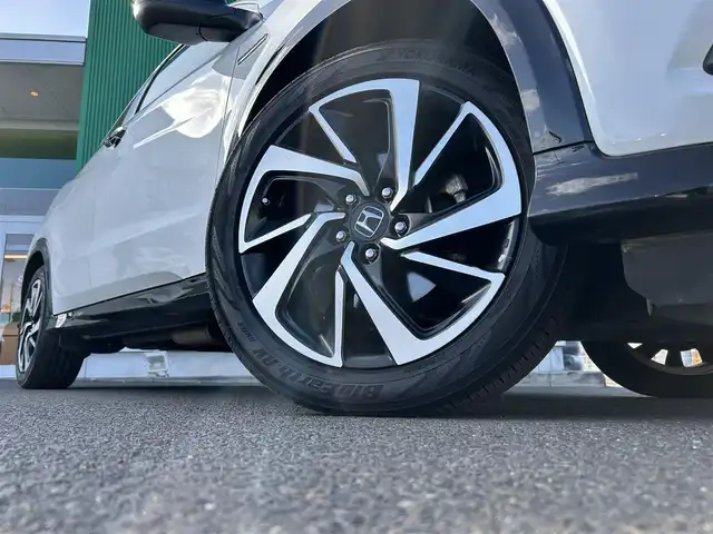 ホンダ ヴェゼル ハイブリッド RS ホンダセンシング 宮城県 2020(令2)年 7.4万km プラチナホワイトパール ホンダセンシング/●衝突軽減ブレーキ〈CMBS〉/●誤発進抑制機能/●歩行者事故低減ステアリング/●路外逸脱抑制機能/●ACC〈アダプティブ・クルーズ・コントロール〉/●LKAS〈車線維持支援システム〉/●先行車発進お知らせ機能/●標識認識機能/純正8インチナビ（VXM-207VFEi）/・CD/DVD/・Bluetooth/・USB/HDMI/・フルセグTV/バックカメラ/ビルトインETC/ドライブレコーダー/コンフォートビューパッケージ/●親水/ヒーテッドドアミラー/●フロントドア撥水ガラス/●熱線入りフロントウインドウ/ハーフレザーシート/シートヒーター/革巻きステアリング/ステアリングスイッチ/パドルシフト/電動パーキングブレーキ/ブレーキホールド/LEDヘッドランプ/フォグランプ/オートライト/スマートキー＆プッシュスタート/純正18インチAW/純正フロアマット/トノカバー/W/サイド/カーテンエアバッグ
