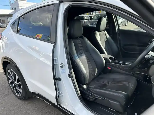 ホンダ ヴェゼル ハイブリッド RS ホンダセンシング 宮城県 2020(令2)年 7.4万km プラチナホワイトパール ホンダセンシング/●衝突軽減ブレーキ〈CMBS〉/●誤発進抑制機能/●歩行者事故低減ステアリング/●路外逸脱抑制機能/●ACC〈アダプティブ・クルーズ・コントロール〉/●LKAS〈車線維持支援システム〉/●先行車発進お知らせ機能/●標識認識機能/純正8インチナビ（VXM-207VFEi）/・CD/DVD/・Bluetooth/・USB/HDMI/・フルセグTV/バックカメラ/ビルトインETC/ドライブレコーダー/コンフォートビューパッケージ/●親水/ヒーテッドドアミラー/●フロントドア撥水ガラス/●熱線入りフロントウインドウ/ハーフレザーシート/シートヒーター/革巻きステアリング/ステアリングスイッチ/パドルシフト/電動パーキングブレーキ/ブレーキホールド/LEDヘッドランプ/フォグランプ/オートライト/スマートキー＆プッシュスタート/純正18インチAW/純正フロアマット/トノカバー/W/サイド/カーテンエアバッグ