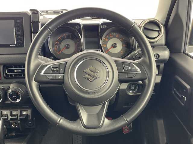 スズキ ジムニー XC 鹿児島県 2021(令3)年 2.5万km シフォンアイボリーメタリックブラック2トーンルーフ 社外ナビ　/（フルセグ/Bluetooth/CD/DVD/AM/FM）/クルーズコントロール　/ドライブレコーダー　/シートヒーター　/バックカメラ　/ヘッドライトウォッシャー　/ホワイトレタータイヤ　/ＬＥＤヘッドライト　/フロントカメラ　/社外マフラー　/社外アルミペダル/プッシュスタートボタン/スロットコントローラー/＊純正サスペンション・マフラー有り