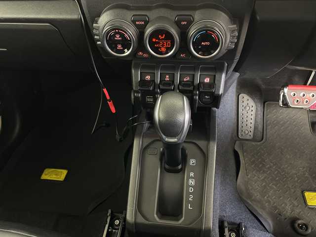 スズキ ジムニー XC 鹿児島県 2021(令3)年 2.5万km シフォンアイボリーメタリックブラック2トーンルーフ 社外ナビ　/（フルセグ/Bluetooth/CD/DVD/AM/FM）/クルーズコントロール　/ドライブレコーダー　/シートヒーター　/バックカメラ　/ヘッドライトウォッシャー　/ホワイトレタータイヤ　/ＬＥＤヘッドライト　/フロントカメラ　/社外マフラー　/社外アルミペダル/プッシュスタートボタン/スロットコントローラー/＊純正サスペンション・マフラー有り