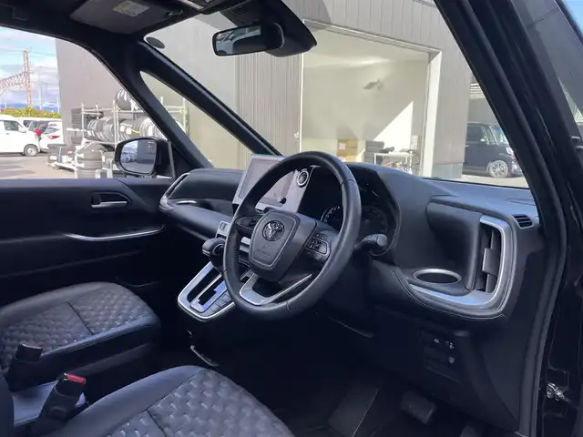 トヨタ ヴォクシー S－Z 滋賀県 2022(令4)年 4.5万km アティチュードブラックマイカ 純正8インチナビ/【Bluetooth/CD/DVD/フルセグTV】/純正フリップダウンモニター/両側パワースライドドア/ハーフレザーシート/バックカメラ/追従クルーズコントロール/クリアランスソナー/レーントレーシングアシスト/プリクラッシュセーフティ/LEDヘッドライト/オートマチックハイビーム/D/Nシートヒーター/ビルトインETC2.0/電動パーキングブレーキ/オートブレーキホールド/MTモード付AT/社外フロアマット/後席ロールサンシェード/プッシュスタート/スマートキー/ステアリングリモコン