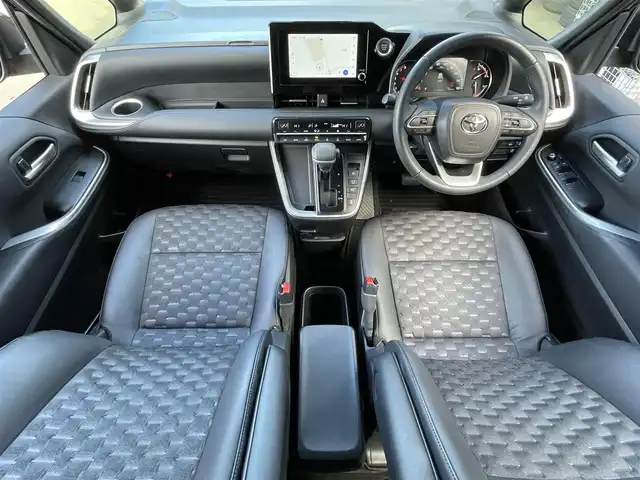 トヨタ ヴォクシー S－Z 滋賀県 2022(令4)年 4.5万km アティチュードブラックマイカ 純正8インチナビ/【Bluetooth/CD/DVD/フルセグTV】/純正フリップダウンモニター/両側パワースライドドア/ハーフレザーシート/バックカメラ/追従クルーズコントロール/クリアランスソナー/レーントレーシングアシスト/プリクラッシュセーフティ/LEDヘッドライト/オートマチックハイビーム/D/Nシートヒーター/ビルトインETC2.0/電動パーキングブレーキ/オートブレーキホールド/MTモード付AT/社外フロアマット/後席ロールサンシェード/プッシュスタート/スマートキー/ステアリングリモコン