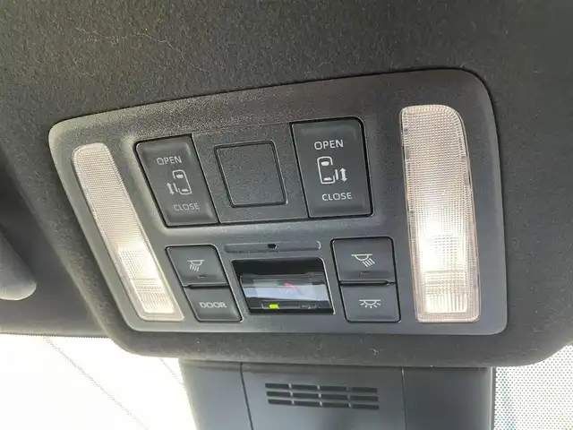 トヨタ ヴォクシー S－Z 滋賀県 2022(令4)年 4.5万km アティチュードブラックマイカ 純正8インチナビ/【Bluetooth/CD/DVD/フルセグTV】/純正フリップダウンモニター/両側パワースライドドア/ハーフレザーシート/バックカメラ/追従クルーズコントロール/クリアランスソナー/レーントレーシングアシスト/プリクラッシュセーフティ/LEDヘッドライト/オートマチックハイビーム/D/Nシートヒーター/ビルトインETC2.0/電動パーキングブレーキ/オートブレーキホールド/MTモード付AT/社外フロアマット/後席ロールサンシェード/プッシュスタート/スマートキー/ステアリングリモコン