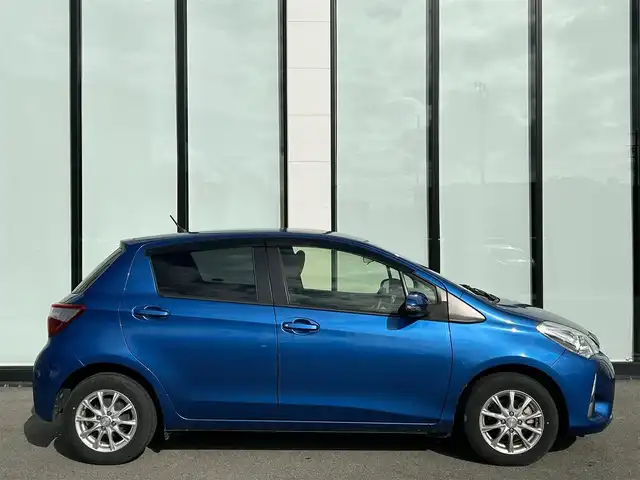 トヨタ ヴィッツ F スマートストップパッケージ 大阪府 2017(平29)年 4.9万km コバルトブルーメタリック トヨタセーフティセンス/・プリクラッシュセーフティ/・レーンディパーチャーアラート/・先行車発進/純正ナビ/・Bluetooth/フルセグTV/CD/DVD/ラジオ/主要装備/・バックカメラ/・横滑り防止装置/・アイドリングストップ/・ステアリングリモコン/・キセノンヘッドライト/・フォグランプ/・ヘッドライトレベライザー/・純正フロアマット/・社外AW/・ドライブレコーダー前/・ETC