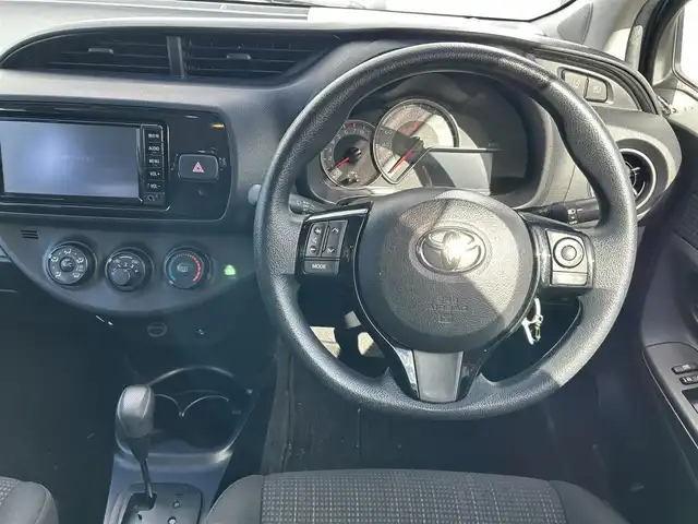 トヨタ ヴィッツ F スマートストップパッケージ 大阪府 2017(平29)年 4.9万km コバルトブルーメタリック トヨタセーフティセンス/・プリクラッシュセーフティ/・レーンディパーチャーアラート/・先行車発進/純正ナビ/・Bluetooth/フルセグTV/CD/DVD/ラジオ/主要装備/・バックカメラ/・横滑り防止装置/・アイドリングストップ/・ステアリングリモコン/・キセノンヘッドライト/・フォグランプ/・ヘッドライトレベライザー/・純正フロアマット/・社外AW/・ドライブレコーダー前/・ETC