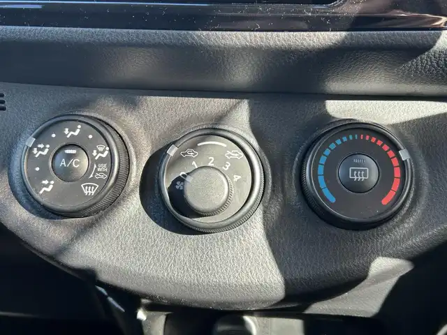 トヨタ ヴィッツ F スマートストップパッケージ 大阪府 2017(平29)年 4.9万km コバルトブルーメタリック トヨタセーフティセンス/・プリクラッシュセーフティ/・レーンディパーチャーアラート/・先行車発進/純正ナビ/・Bluetooth/フルセグTV/CD/DVD/ラジオ/主要装備/・バックカメラ/・横滑り防止装置/・アイドリングストップ/・ステアリングリモコン/・キセノンヘッドライト/・フォグランプ/・ヘッドライトレベライザー/・純正フロアマット/・社外AW/・ドライブレコーダー前/・ETC