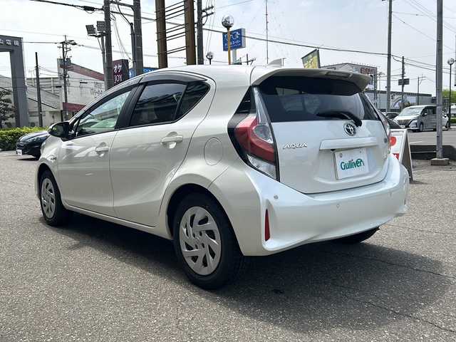 トヨタ アクア S 福井県 2018(平30)年 6.9万km ホワイトパールクリスタルシャイン スマートキー/プッシュスタート/ステアリングスイッチ/LEDヘッドライト/オートライト/オートハイビーム/ヘッドライトレベライザー/電動格納ミラー/ETC/レーンアシスト/衝突軽減/横滑り防止/コーナーセンサー/純正フロアマット/純正ドアバイザー