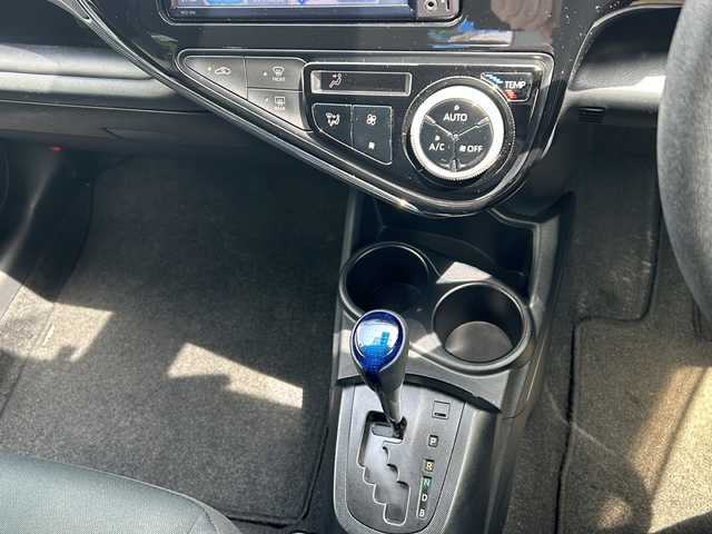 トヨタ アクア S 福井県 2018(平30)年 6.9万km ホワイトパールクリスタルシャイン スマートキー/プッシュスタート/ステアリングスイッチ/LEDヘッドライト/オートライト/オートハイビーム/ヘッドライトレベライザー/電動格納ミラー/ETC/レーンアシスト/衝突軽減/横滑り防止/コーナーセンサー/純正フロアマット/純正ドアバイザー