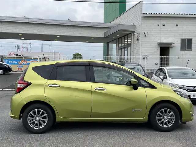 日産 ノート e－パワー X 群馬県 2016(平28)年 2.8万km オリーブグリーン ワンオーナー/純正メモリナビ、地デジ、Bluetooth、CD/　（MJ116D-W）/アラウンドビューモニター/デジタルインナーミラー/ウインカーミラー/ドアバイザー/スマートキー×２/コーナーセンサー（前後）/保証書、取説