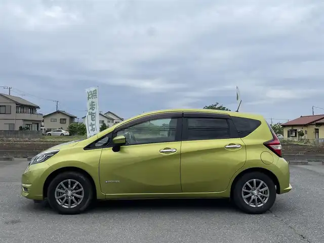 日産 ノート e－パワー X 群馬県 2016(平28)年 2.8万km オリーブグリーン ワンオーナー/純正メモリナビ、地デジ、Bluetooth、CD/　（MJ116D-W）/アラウンドビューモニター/デジタルインナーミラー/ウインカーミラー/ドアバイザー/スマートキー×２/コーナーセンサー（前後）/保証書、取説