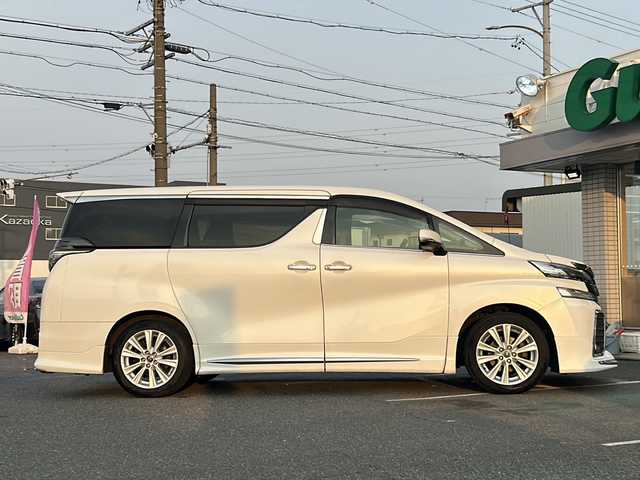 トヨタ ヴェルファイア Z 愛知県 2016(平28)年 11.3万km ホワイトパールクリスタルシャイン /モデリスタエアロキット//フロントスポイラー/サイドスカート/リヤスカート/スポーツマフラー//モデリスタフロントフェイスグリルキット//フロントグリル(LED付)/フードガーニッシュ//純正グリル(車載)//社外スタッドレス(車載) 225/60/R17//ディーラーナビ(NSZN-Z66T)//フルセグTV/BT/SD/CD/DVD//純正フリップダウンモニター(V12T-R66C)//スペアスマートキー//両側パワースライドドア//純正フロアマット//純正エントランスマット//純正ドアバイザー//オートHIDヘッドライト//フォグランプ//横滑り防止装置//クリアランスソナー//ECO MODE//ナノイー搭載エアコン//ムードランプ//レザーステアリング//ステアリングスイッチ//保証書//取扱説明書