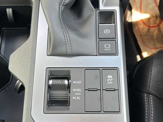トヨタ ランドクルーザー ２５０ VX 山形県 2024(令6)年 0.2万km プラチナホワイトパールマイカ ４WD/ガソリン車/サポカーS/純正ナビ/（AM/FM/フルセグ/BT/Miracast）/モデリスタエアロ/・フロントアンダーガード/・フロントアンダーカバー/・リヤアンダーガーニッシュ/サンルーフ/本革シート/パノラミックビューモニター/純正前後ドライブレコーダー/全車速追従機能付きクルーズコントロール/マルチテレインセレクト（走行支援モード選択）/電動パワーステアリング/パーキングサポートブレーキ/集中ドアロック/デジタルインナーミラー/シートヒーター/エアシート/パワーバックドア/ステアリングスイッチ