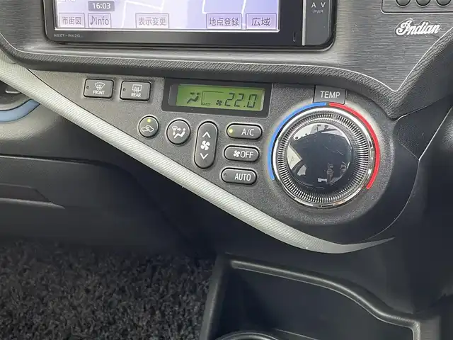 トヨタ アクア S 山梨県 2014(平26)年 10万km ブラックマイカ 純正SDナビ/Bluetooth接続/フルセグTV/バックカメラ/ETC/前席シートヒーター/ステアリングスイッチ/フォグランプ/サイドバイザー/社外15インチアルミホイール/スペアキー1本/取扱説明書/保証書