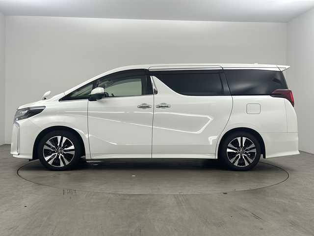 トヨタ アルファード S Cパッケージ 兵庫県 2023(令5)年 1.6万km ホワイトパールクリスタルシャイン トヨタセーフティセンス/・プリクラッシュセーフティ/・レーントレーシングアシスト/・ロードサインアシスト/・レーダークルーズコントロール/・アダプティブハイビームアシスト/アルパイン11インチメモリナビ/・Bluetooth/CD/DVD//・フルセグテレビ/・バックカメラ/・サイドカメラ/両側パワースライドドア/三眼LEDヘッドライト/ALPINEフリップダウンモニター/前後ドライブレコーダー/前後コーナーセンサー/革巻きステアリング/ステアリングスイッチ/ステアリングヒーター/オートマチックハイビーム/純正フロアマット/純正18インチアルミホイール/レザーシート/パワーシート（D席＋N席）/メモリシート（D席）/シートヒーター（D席＋N席）/エアシート（D席＋N席）/デジタルインナーミラー/電動パーキングブレーキ/ワンオーナー/新車保証書/取扱説明書