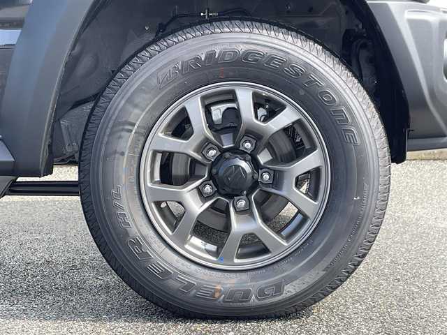 スズキ ジムニー ノマド FC 富山県 2025(令7)年 0.1万km 黒  4WD/ セーフティサポート/・　デュアルカメラブレーキサポート/・　誤発進抑制機能/・　後退時ブレーキサポート/・　後方誤発進抑制機能/・　車線逸脱警報/・　アダプティブクルーズコントロール/・　ハイビームアシスト/・　標識認識機能/・　ふらつき警報/・　先行車発進お知らせ機能/ D/N席シートヒーター/ LEDヘッドライト/・　ヘッドランプウォッシャー/ フォグライト/・　電動オート格納機能/・　ヒーター/ 純正15インチアルミホイール/ 背面タイヤハーフカバー/ 撥水加工ファブリックシート