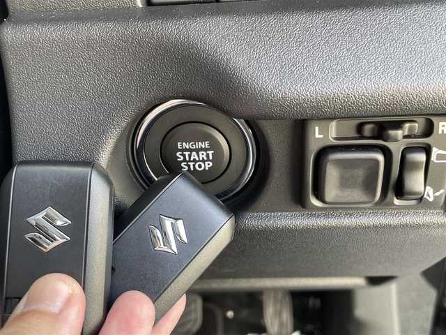 スズキ ジムニー ノマド FC 富山県 2025(令7)年 0.1万km 黒  4WD/ セーフティサポート/・　デュアルカメラブレーキサポート/・　誤発進抑制機能/・　後退時ブレーキサポート/・　後方誤発進抑制機能/・　車線逸脱警報/・　アダプティブクルーズコントロール/・　ハイビームアシスト/・　標識認識機能/・　ふらつき警報/・　先行車発進お知らせ機能/ D/N席シートヒーター/ LEDヘッドライト/・　ヘッドランプウォッシャー/ フォグライト/・　電動オート格納機能/・　ヒーター/ 純正15インチアルミホイール/ 背面タイヤハーフカバー/ 撥水加工ファブリックシート