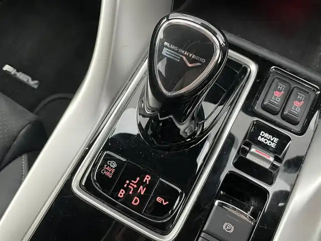 三菱 エクリプス クロス ＰＨＥＶ P 千葉県 2021(令3)年 3.5万km チタニウムグレーメタリック ワンオーナー/純正メモリナビ/・DTV/Bluetooth/Apple CarPlay/全方位カメラ/ヘッドアップディスプレイ/前後ドライブレコーダー/前席シートヒーター/パワーシート/ハーフレザーシート/ステアリングヒーター/e-Assist/・衝突被害軽減ブレーキシステム/・車線逸脱警報システム/・レーダークルーズコントロール/・オートマチックハイビーム/・誤発進抑制機能/・後側方車両検知警報システム/・後退時車両検知システム/アクティブスタビリティコントロール/パーキングセンサー/純正LEDヘッドライト/純正18インチアルミホイール/純正フロアマット/プッシュエンジンスタート/スマートキー×２/取扱説明書/保証書