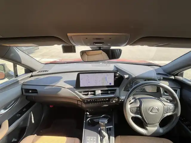 レクサス ＵＸ 250h バージョンL 群馬県 2023(令5)年 5.6万km ブレージングカーネリアンコントラストレイヤリング レクサスセーフティーシステム/・衝突軽減ブレーキ/・クルーズコントロール/・クリアランスソナー/・レーンキープアシスト/・ブラインドスポット/・オートハイビーム/・オートマチックハイビーム/・横滑り防止装置/・パノラミックビューモニター/・SOSコール/純正12.3インチナビ/・AM/FM/Bluetooth/・USB/フルセグTV/パドルシフト/パワーバックドア/前席シートヒーター/前席エアシート/前席パワーシート/ハンドルヒーター/シートメモリー/前後ドライブレコーダー/純正フロアマット/純正18インチアルミホイール/プッシュスタート/スマートキー