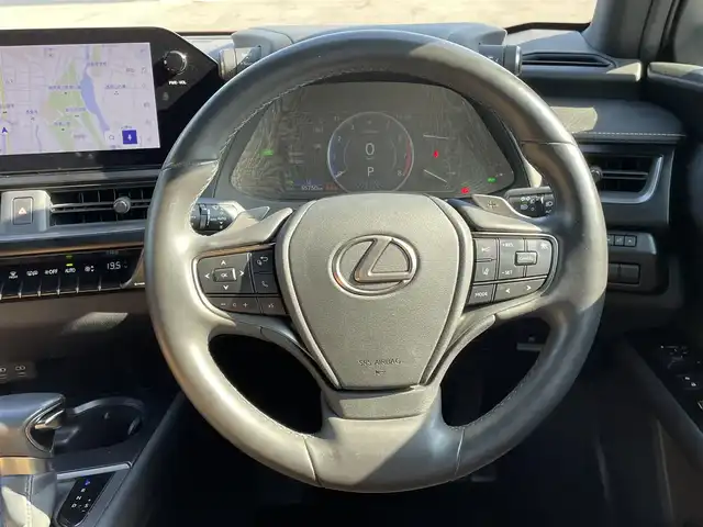 レクサス ＵＸ 250h バージョンL 群馬県 2023(令5)年 5.6万km ブレージングカーネリアンコントラストレイヤリング レクサスセーフティーシステム/・衝突軽減ブレーキ/・クルーズコントロール/・クリアランスソナー/・レーンキープアシスト/・ブラインドスポット/・オートハイビーム/・オートマチックハイビーム/・横滑り防止装置/・パノラミックビューモニター/・SOSコール/純正12.3インチナビ/・AM/FM/Bluetooth/・USB/フルセグTV/パドルシフト/パワーバックドア/前席シートヒーター/前席エアシート/前席パワーシート/ハンドルヒーター/シートメモリー/前後ドライブレコーダー/純正フロアマット/純正18インチアルミホイール/プッシュスタート/スマートキー