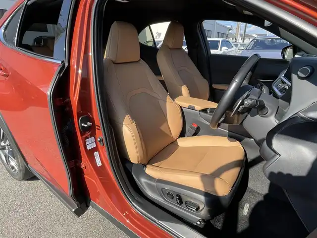 レクサス ＵＸ 250h バージョンL 群馬県 2023(令5)年 5.6万km ブレージングカーネリアンコントラストレイヤリング レクサスセーフティーシステム/・衝突軽減ブレーキ/・クルーズコントロール/・クリアランスソナー/・レーンキープアシスト/・ブラインドスポット/・オートハイビーム/・オートマチックハイビーム/・横滑り防止装置/・パノラミックビューモニター/・SOSコール/純正12.3インチナビ/・AM/FM/Bluetooth/・USB/フルセグTV/パドルシフト/パワーバックドア/前席シートヒーター/前席エアシート/前席パワーシート/ハンドルヒーター/シートメモリー/前後ドライブレコーダー/純正フロアマット/純正18インチアルミホイール/プッシュスタート/スマートキー