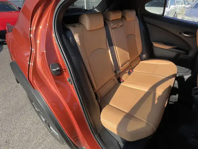 レクサス ＵＸ 250h バージョンL 群馬県 2023(令5)年 5.6万km ブレージングカーネリアンコントラストレイヤリング レクサスセーフティーシステム/・衝突軽減ブレーキ/・クルーズコントロール/・クリアランスソナー/・レーンキープアシスト/・ブラインドスポット/・オートハイビーム/・オートマチックハイビーム/・横滑り防止装置/・パノラミックビューモニター/・SOSコール/純正12.3インチナビ/・AM/FM/Bluetooth/・USB/フルセグTV/パドルシフト/パワーバックドア/前席シートヒーター/前席エアシート/前席パワーシート/ハンドルヒーター/シートメモリー/前後ドライブレコーダー/純正フロアマット/純正18インチアルミホイール/プッシュスタート/スマートキー