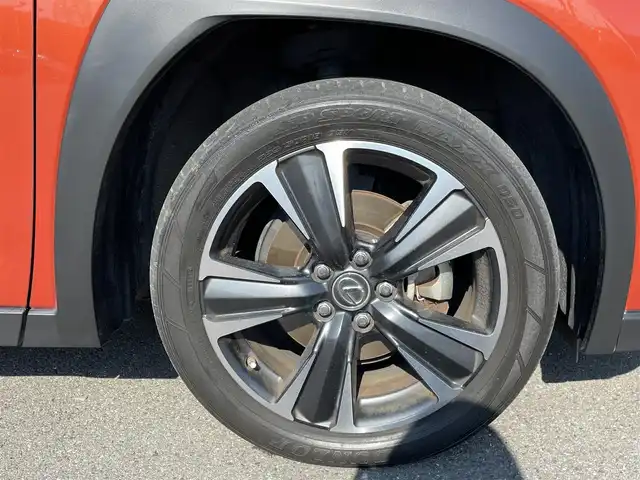 レクサス ＵＸ 250h バージョンL 群馬県 2023(令5)年 5.6万km ブレージングカーネリアンコントラストレイヤリング レクサスセーフティーシステム/・衝突軽減ブレーキ/・クルーズコントロール/・クリアランスソナー/・レーンキープアシスト/・ブラインドスポット/・オートハイビーム/・オートマチックハイビーム/・横滑り防止装置/・パノラミックビューモニター/・SOSコール/純正12.3インチナビ/・AM/FM/Bluetooth/・USB/フルセグTV/パドルシフト/パワーバックドア/前席シートヒーター/前席エアシート/前席パワーシート/ハンドルヒーター/シートメモリー/前後ドライブレコーダー/純正フロアマット/純正18インチアルミホイール/プッシュスタート/スマートキー