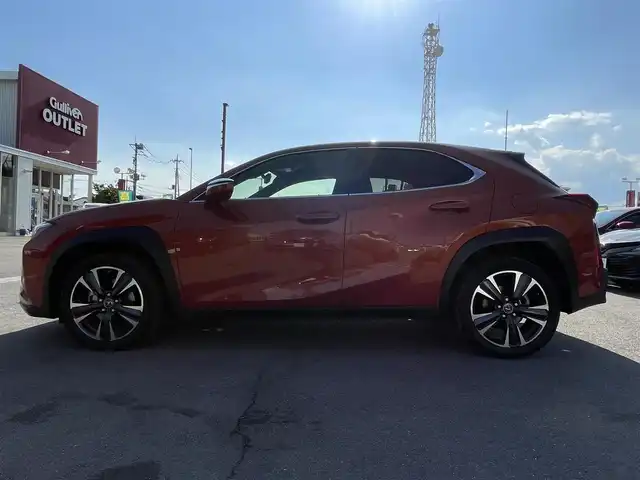 レクサス ＵＸ 250h バージョンL 群馬県 2023(令5)年 5.6万km ブレージングカーネリアンコントラストレイヤリング レクサスセーフティーシステム/・衝突軽減ブレーキ/・クルーズコントロール/・クリアランスソナー/・レーンキープアシスト/・ブラインドスポット/・オートハイビーム/・オートマチックハイビーム/・横滑り防止装置/・パノラミックビューモニター/・SOSコール/純正12.3インチナビ/・AM/FM/Bluetooth/・USB/フルセグTV/パドルシフト/パワーバックドア/前席シートヒーター/前席エアシート/前席パワーシート/ハンドルヒーター/シートメモリー/前後ドライブレコーダー/純正フロアマット/純正18インチアルミホイール/プッシュスタート/スマートキー
